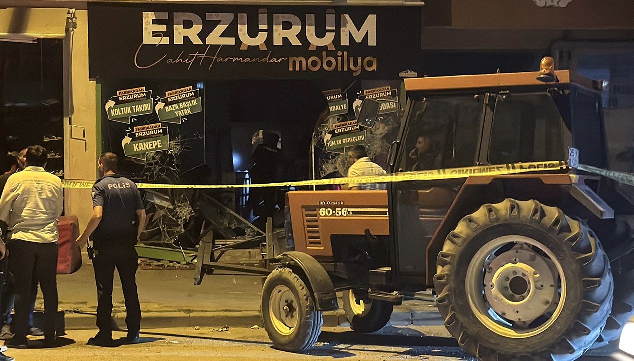 esnaf kavgasinda traktorle dukkana daldi YzsL9gDp