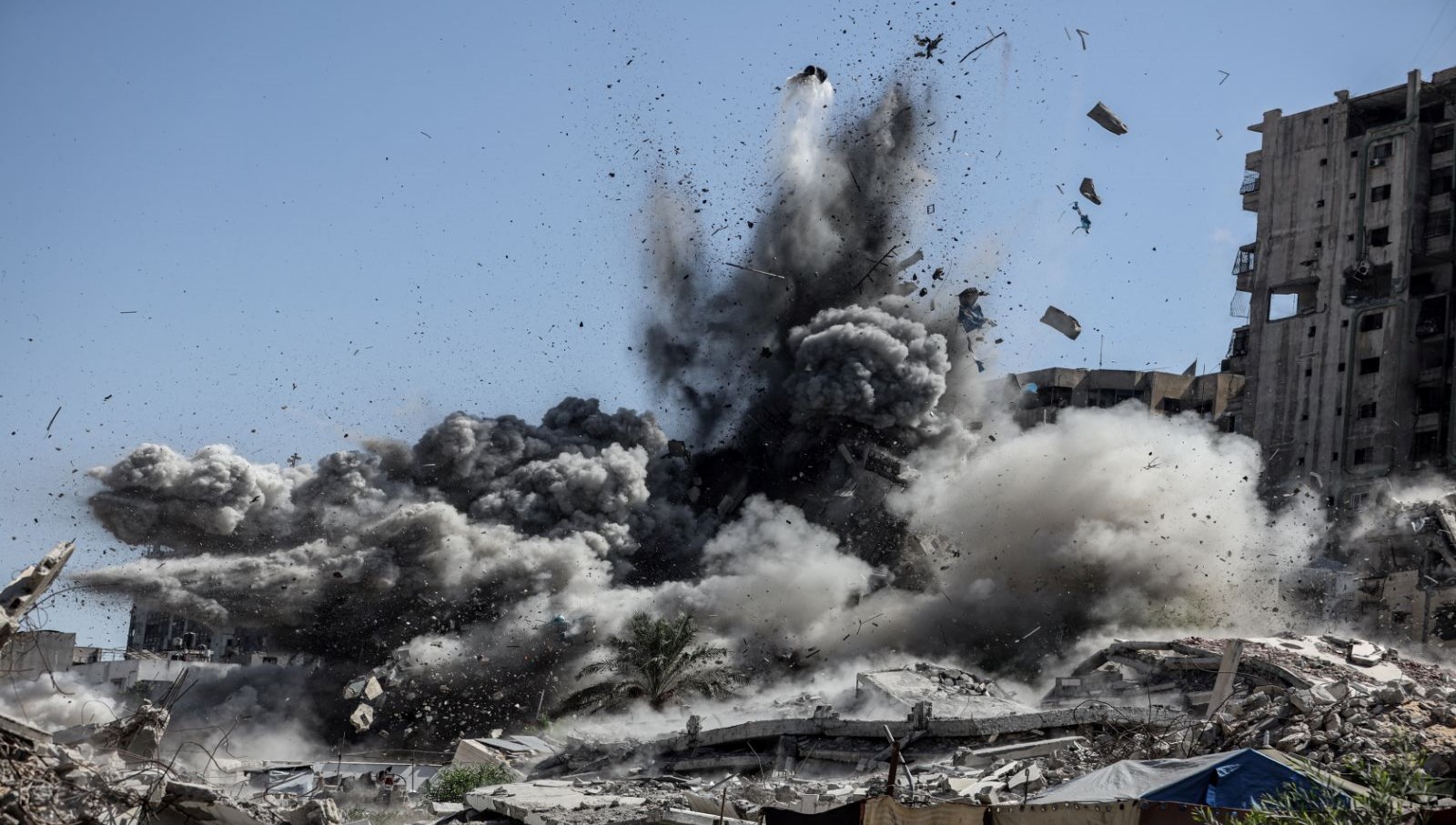 israil ordusu gazzede cok katli bir binaya daha saldirdi 19Bx4dsn