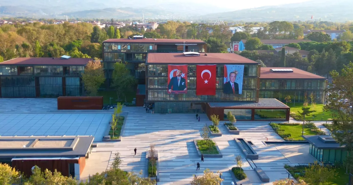 baskan alper tabandan cumhuriyet mesaji KpJKQAME.webp