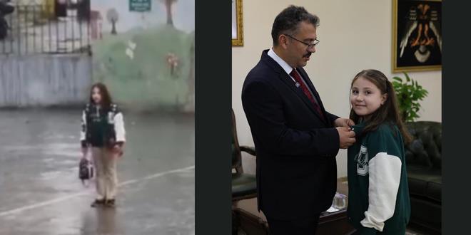 yagmur altinda saygi durusu o ogrenci odullendirildi DLbflvGh.jpg