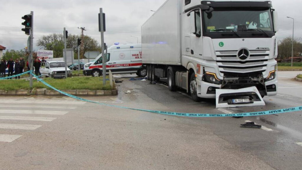 amasyada-feci-kaza-otomobilden-tirin-altina-firlayan-yamac-bebek-hayatini-kaybetti-BqY2kzrA