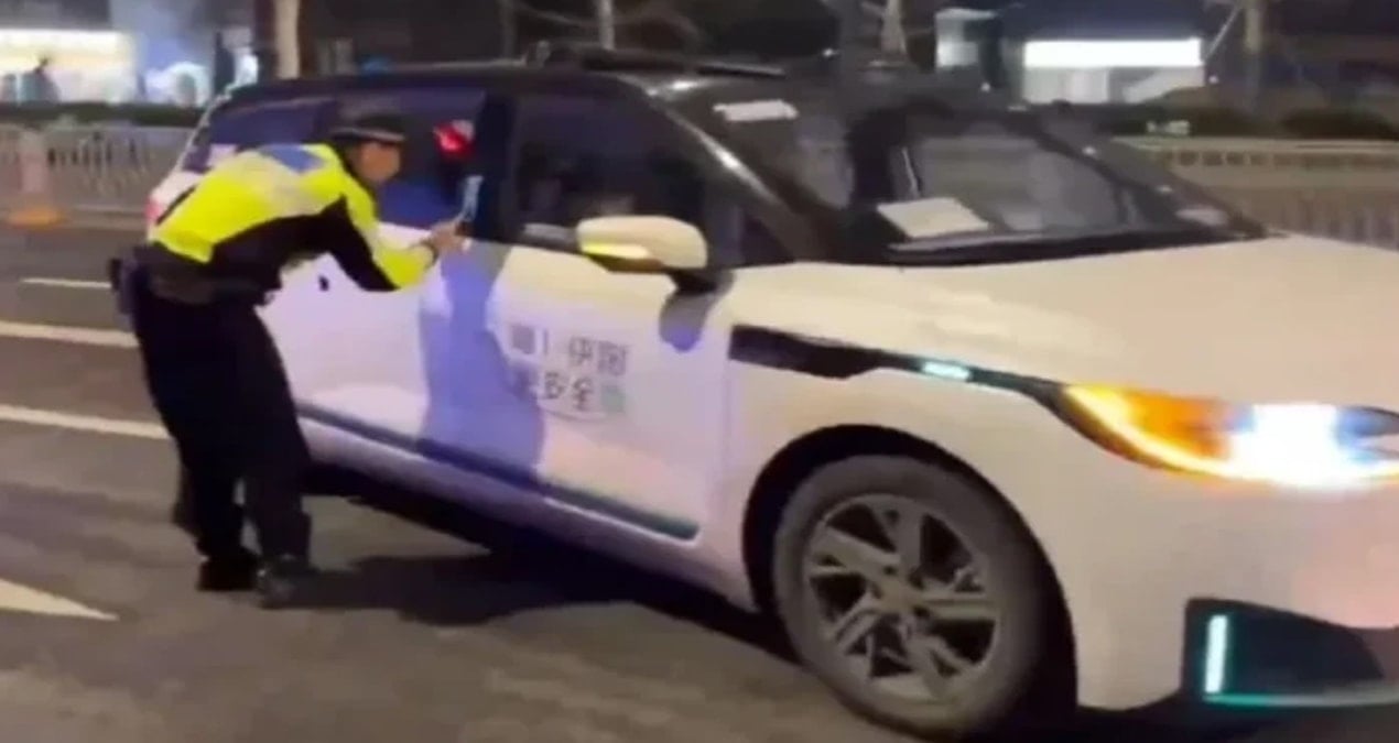 Otonom Araçlar Aniden Durdu: Yolcular 90 Dakika Mahsur Kaldı