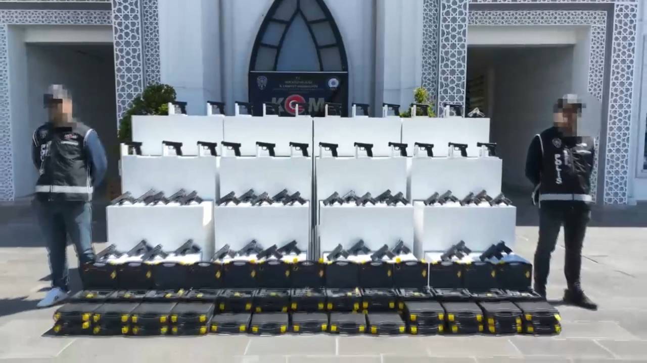 Kocaeli’de Durdurulan Minibüste 60 Tabanca ve Mühimmat Yakalandı