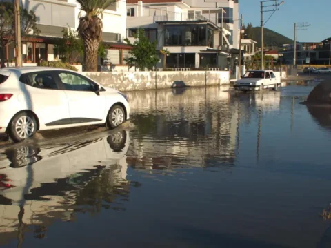 Balıkesir’de Lodos Fırtınası Denizi Taşırdı, Yollar Sular Altında Kaldı